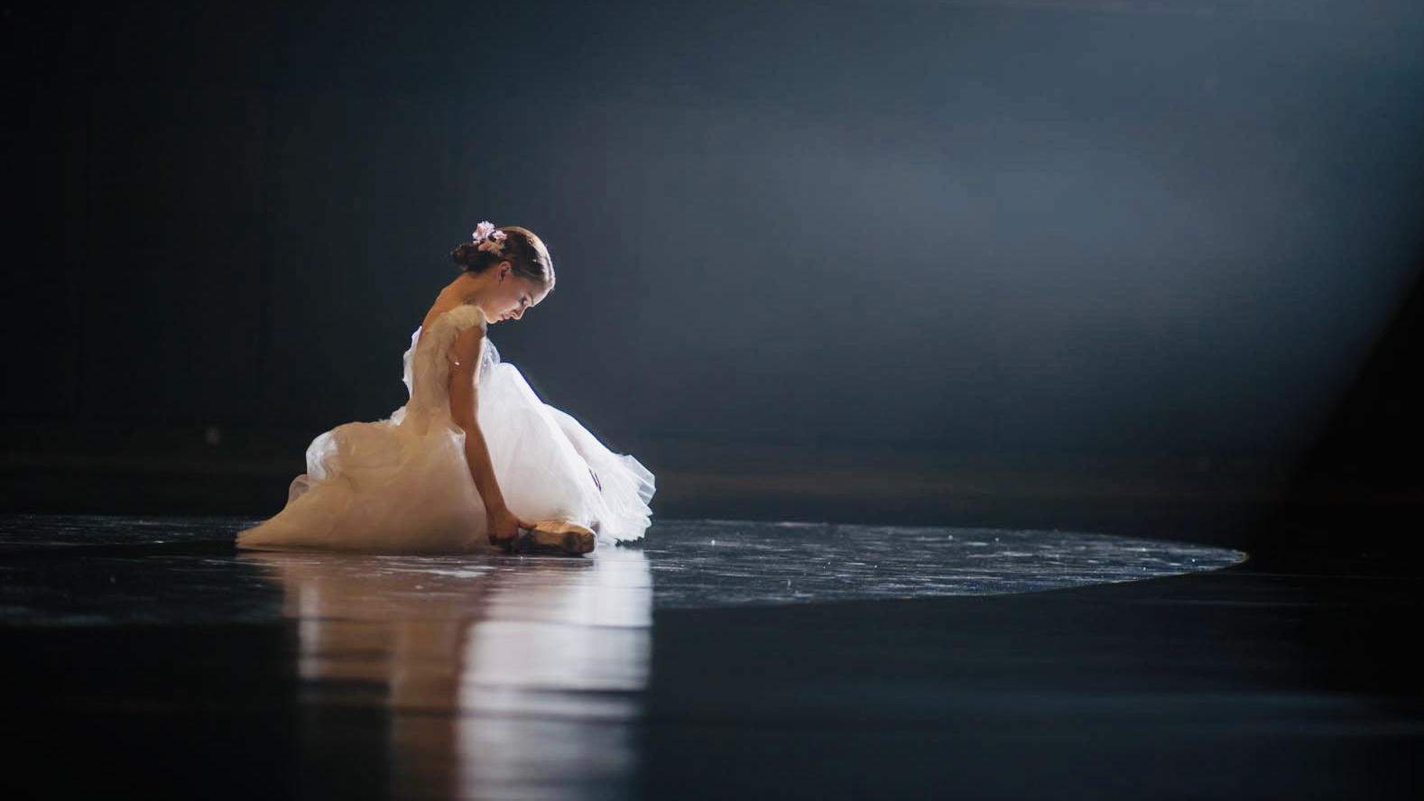 Backdrop for Black Swan: Metamorphosis