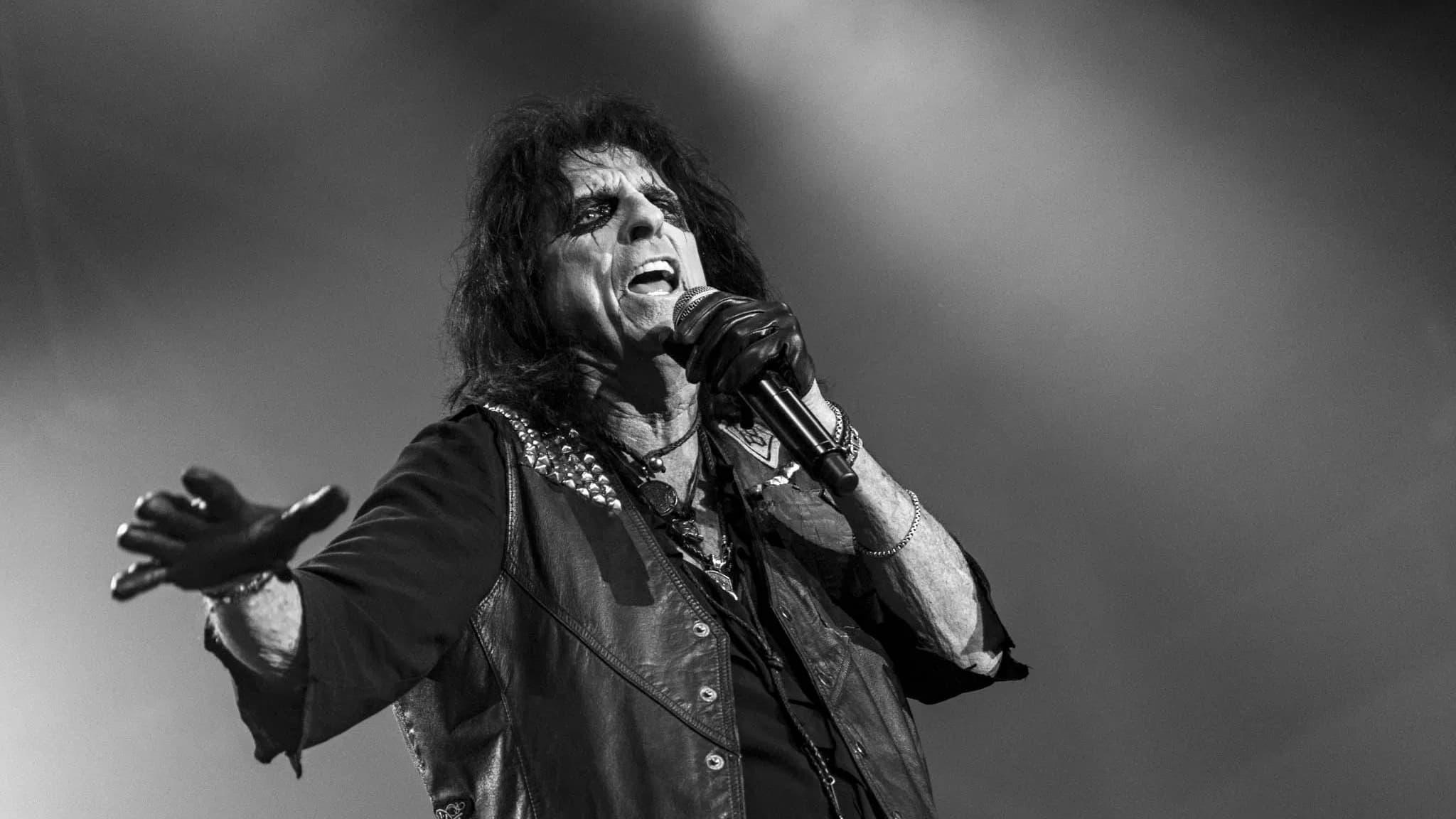 Backdrop for Alice Cooper: Brutally Live